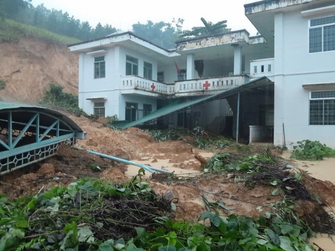Trạm Y tế Trà Xinh xã Tây Trà, tỉnh Quảng Ngãi bị sạt lở sáng 29/10