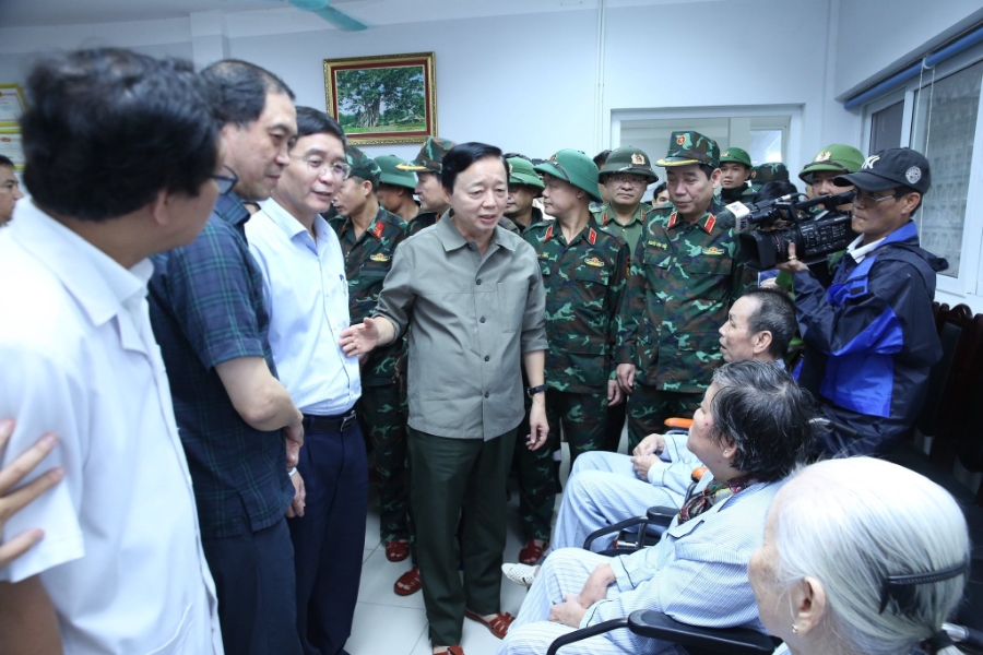 Phó Thủ tướng Trần Hồng Hà thăm hỏi động viên các bệnh nhân