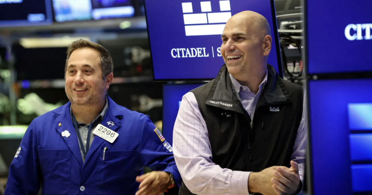 Chứng khoán Mỹ lập kỷ lục phiên thứ hai liên tiếp, giá dầu sụt 2%