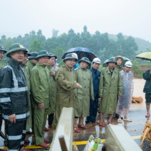 Phó Thủ tướng Trần Hồng Hà kiểm tra công tác khắc phục lũ lụt, sạt lở và ách tắc giao thông trên tuyến cao tốc La Sơn – Hòa Liên, đoạn qua xã Nam Đông, thành phố Huế