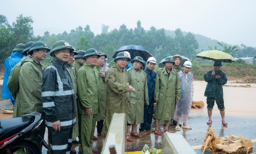 Phó Thủ tướng Trần Hồng Hà kiểm tra công tác khắc phục lũ lụt, sạt lở và ách tắc giao thông trên tuyến cao tốc La Sơn – Hòa Liên, đoạn qua xã Nam Đông, thành phố Huế