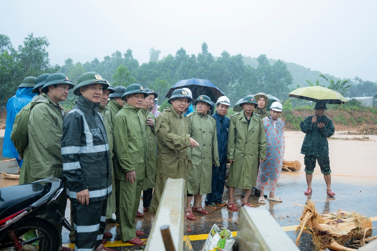 Phó Thủ tướng Trần Hồng Hà kiểm tra công tác khắc phục lũ lụt, sạt lở và ách tắc giao thông trên tuyến cao tốc La Sơn – Hòa Liên, đoạn qua xã Nam Đông, thành phố Huế