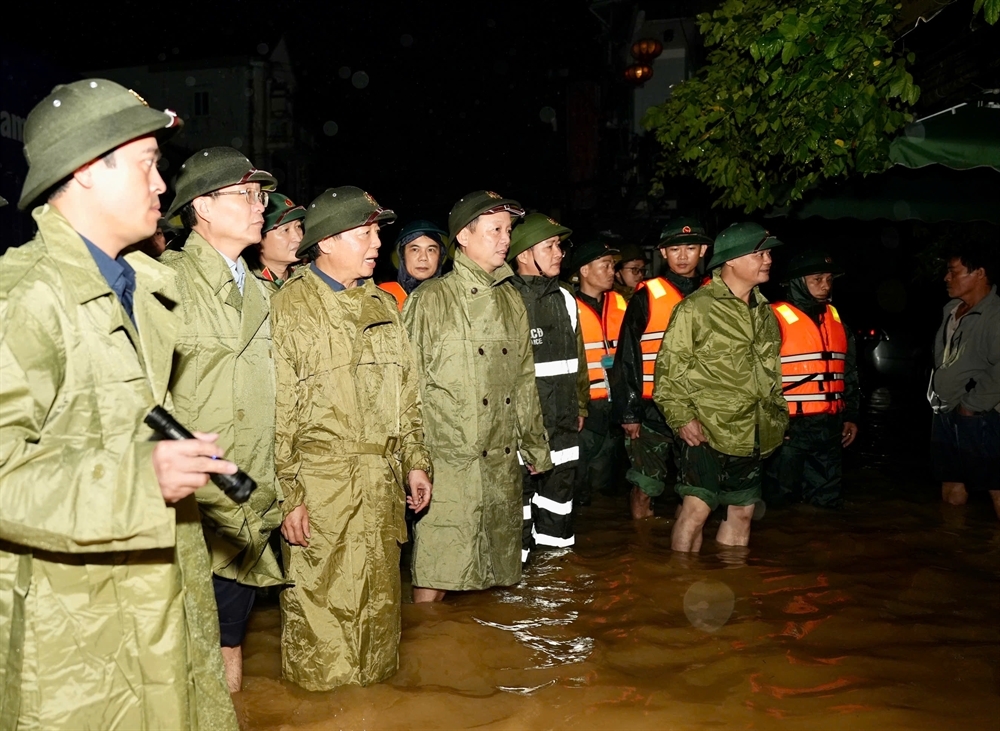Phó Thủ tướng Chính phủ Trần Hồng Hà cùng lãnh đạo thành phố Huế thăm các bà con đang ngập lụt ở đường Chi Lăng