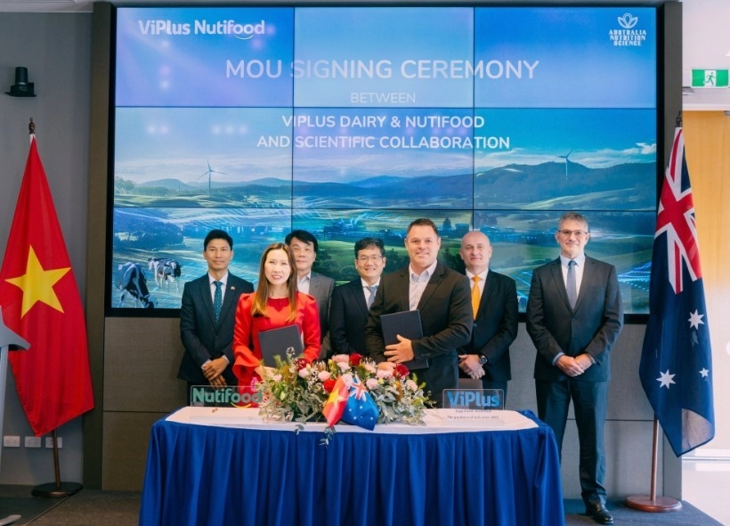 Đại diện Nutifood và ViPlus Dairy tại sự kiện ký kết hồi tháng 5. Ảnh: Nutifood.