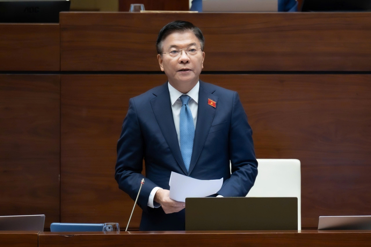 Phó Thủ tướng Chính phủ Lê Thành Long thay mặt Chính phủ giải trình trước Quốc hội.&nbsp;Ảnh: Quốc hội.