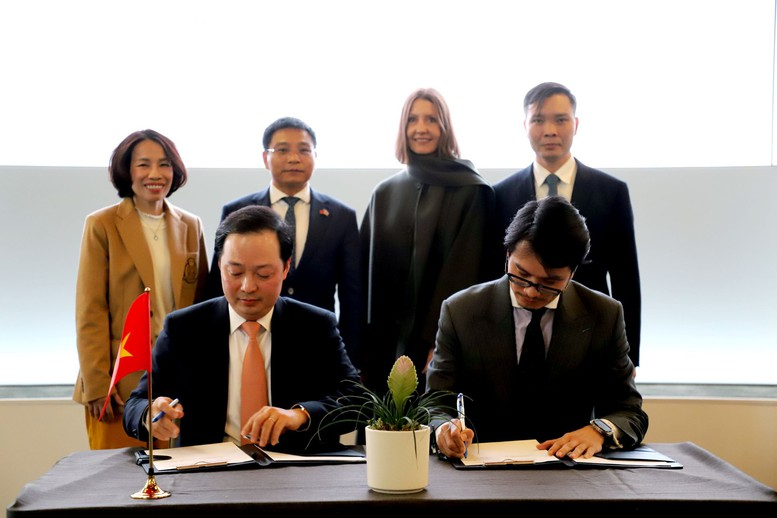 Đại diện Bộ Tài chính và&nbsp;Ngân hàng JP Morgan ký kết biên bản ghi nhớ hợp tác trong lĩnh vực tài chính quốc tế. (Ảnh: VGP)