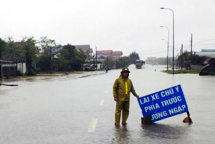Mưa lớn khiến nhiều tuyến đường ở khu vực phía Nam Hà Tĩnh ngập sâu và sạt lở. Tại Km584+500 Quốc lộ 1A đoạn qua tổ dân phố Thắng Lợi (phường Hoành Sơn) bị ngập úng, còn tại Km590+0 thuộc tổ dân phố Quý Huệ xảy ra sạt lở.  Lực lượng công an đã kịp thời cắm biển cảnh báo, hướng dẫn phương tiện di chuyển để đảm bảo an toàn giao thông.