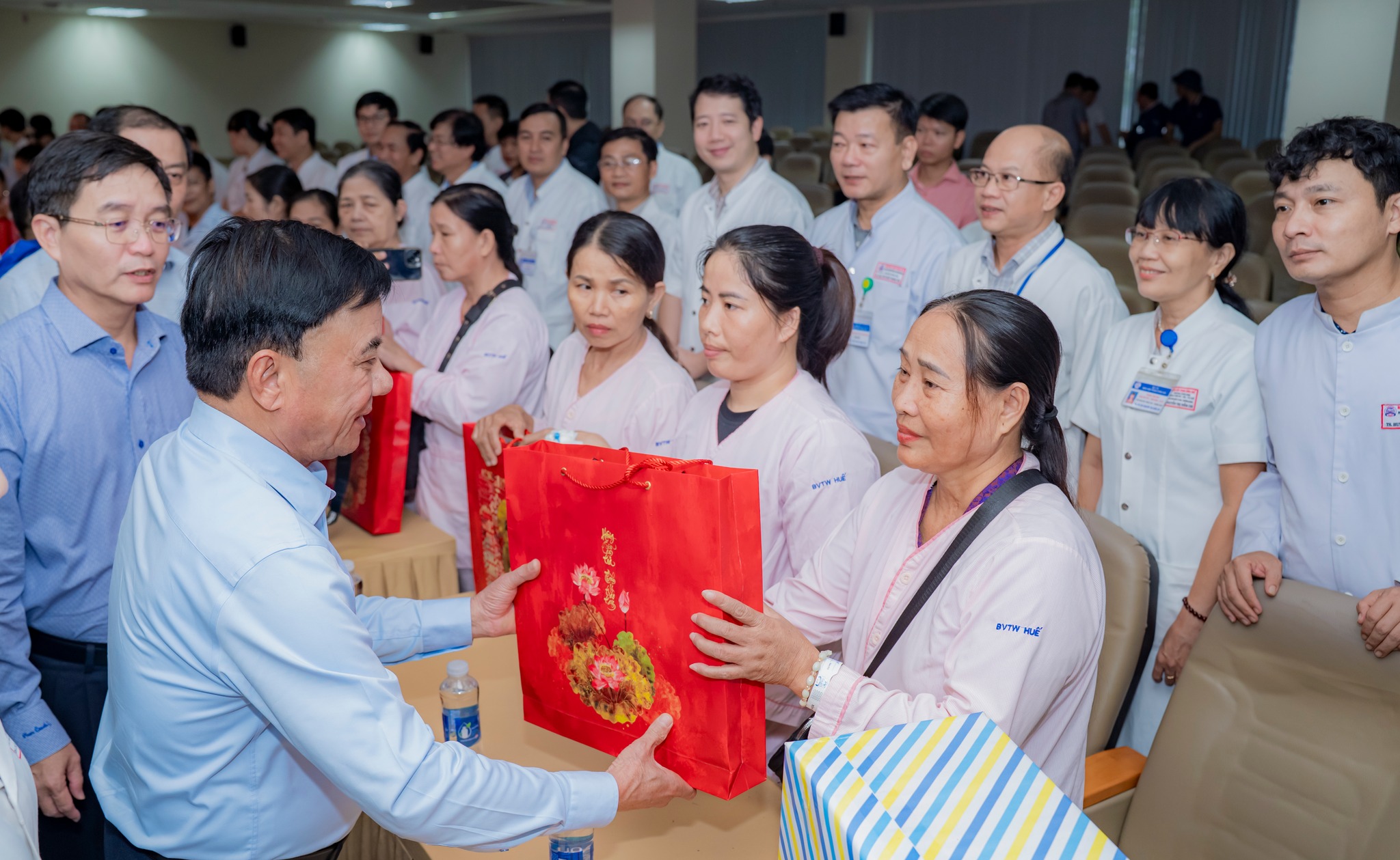 Thường trực Ban Bí thư Trần Cẩm Tú trao quà cho các bệnh nhân đang điều trị tại Bệnh viện Trung ương Huế