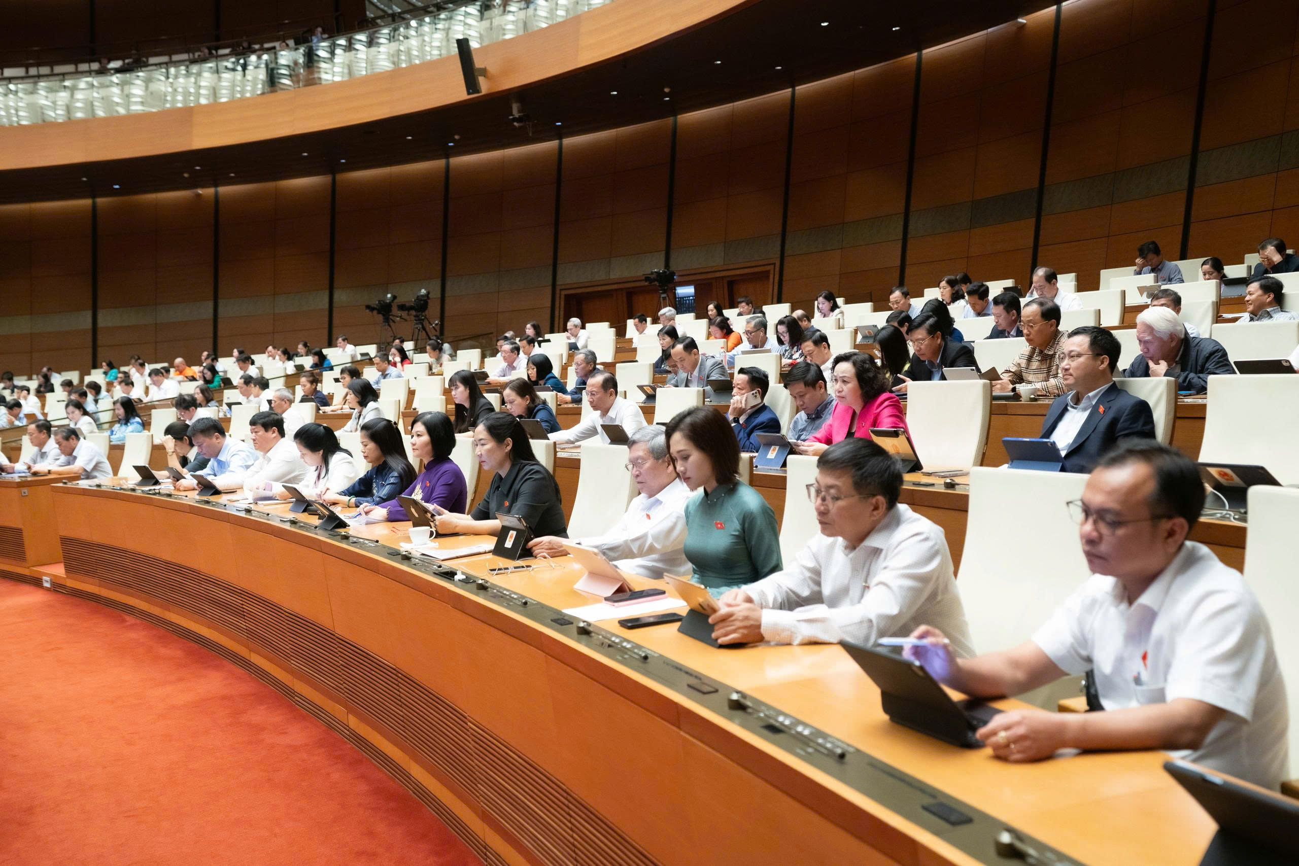 Các đại biểu tham dự phiên thảo luận tại Hội trường sáng 30/10. Ảnh: Quốc hội.