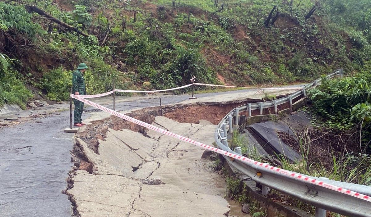 Sạt lở taluy âm tại khu vực Km96+750, thôn Kê, xã A Lưới 1