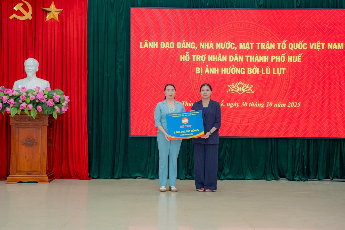 &nbsp;Ủy ban Trung ương Mặt trận Tổ quốc Việt Nam&nbsp;đã hỗ trợ 5 tỷ đồng cho Huế khắc phục mưa lũ