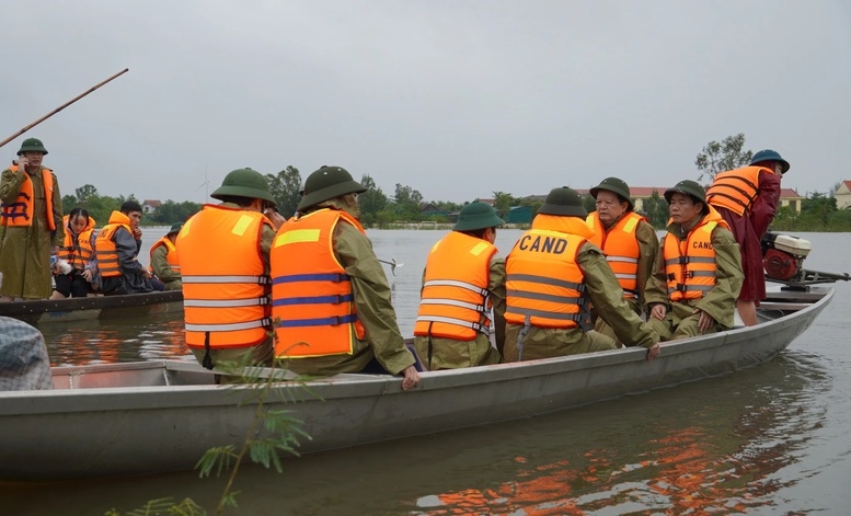 Phó thủ tướng Mai Văn Chính tới thăm bà con vùng lũ xã Ninh Châu