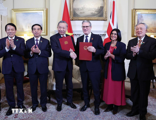 Tổng Bí thư Tô Lâm và Thủ tướng Liên hiệp Vương quốc Anh và Bắc Ireland Keir Starmer trao Tuyên bố chung về nâng cấp quan hệ Việt Nam - Anh lên Đối tác chiến lược toàn diện. Ảnh: TTXVN.
