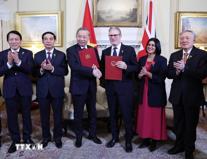 Tổng Bí thư Tô Lâm và Thủ tướng Liên hiệp Vương quốc Anh và Bắc Ireland Keir Starmer trao Tuyên bố chung về nâng cấp quan hệ Việt Nam - Anh lên Đối tác chiến lược toàn diện. Ảnh: TTXVN.
