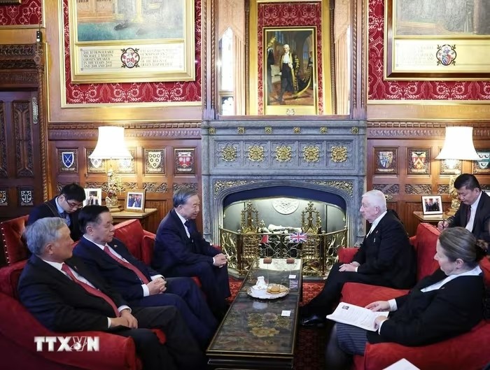 Tổng Bí thư Tô Lâm hội kiến Chủ tịch Hạ viện Anh Lindsay Hoyle. Ảnh: TTXVN