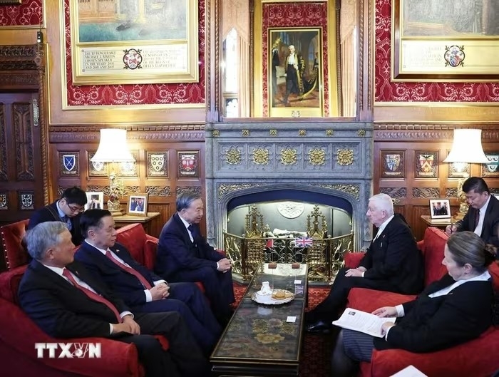 Tổng Bí thư Tô Lâm hội kiến Chủ tịch Hạ viện Anh Lindsay Hoyle. Ảnh: TTXVN