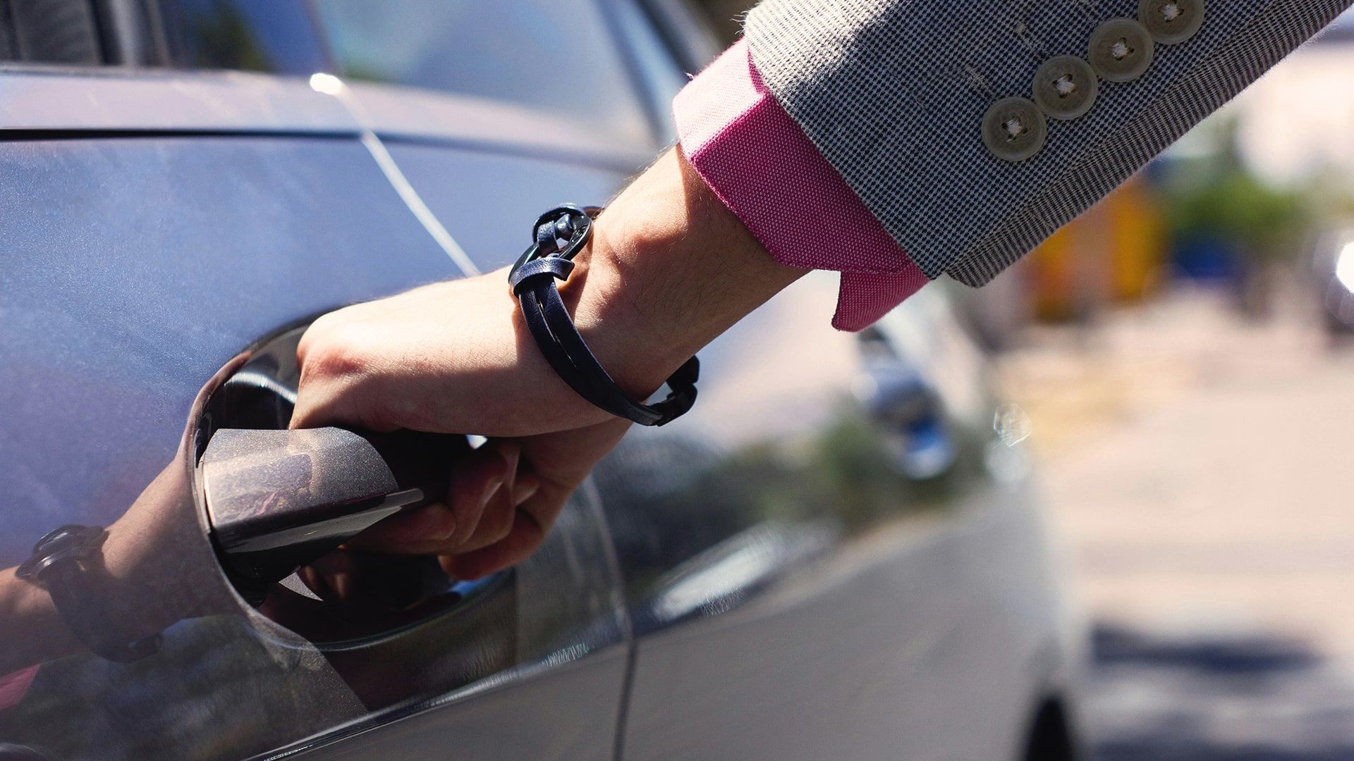 <i>Dù theo quy định hay thực tế, việc mở khóa tự động này chỉ mở khóa - nó không mở cửa thực tế. Một kỹ sư ô tô chia sẻ rằng vẫn cần phải có người kéo tay nắm từ bên trong hoặc bên ngoài, vì việc tự động mở có thể gây ra những nguy hiểm mới trong những tình huống va chạm không thể đoán trước.</i>