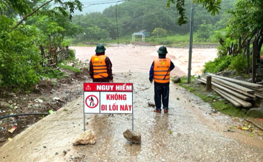 Lực lượng chức năng và chính quyền địa phương đặt biển báo cấm qua lại các điểm ngập lụt để bảo đảm an toàn.