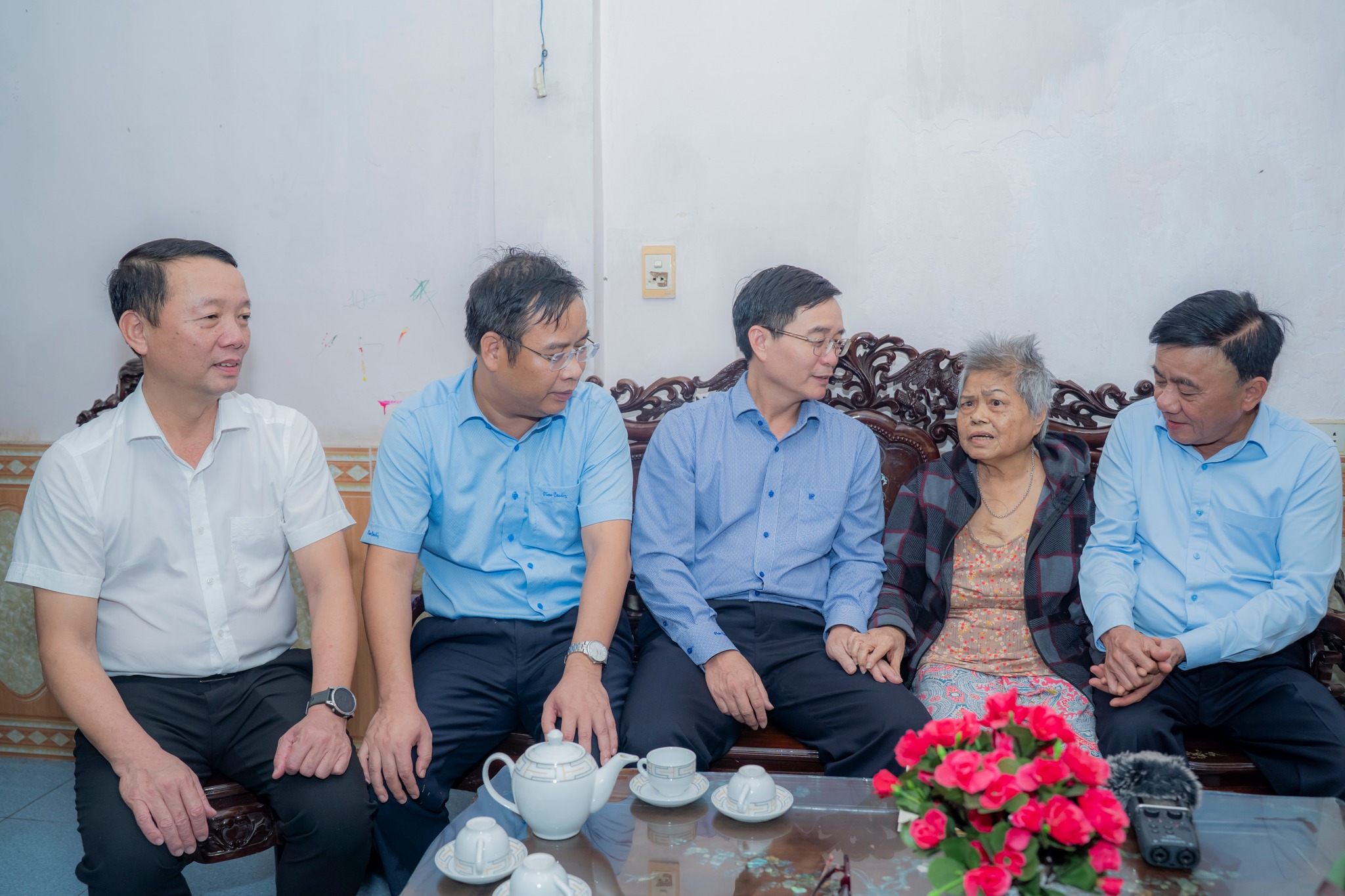 Thường trực Ban Bí thư Trần Cẩm Tú trao quà cho gia đình chính sách bà Vũ Thị Hồng Quế