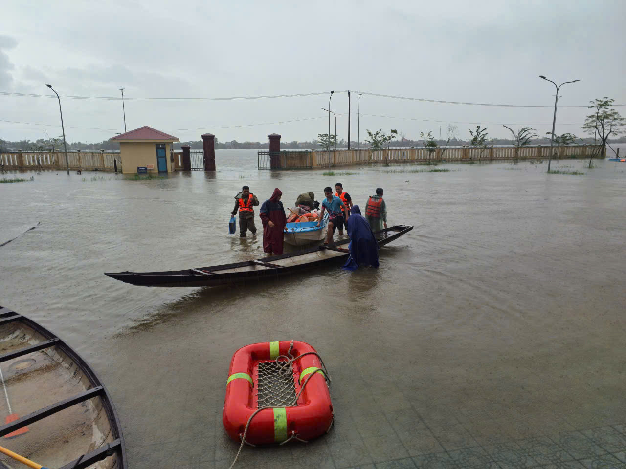 Lực lượng Công an xã Đan Điền ứng cứu người và hàng hóa đoàn thiện nguyện về trụ sở an toàn