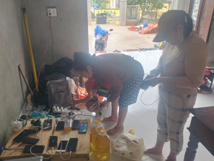 Người dân phường Hương Trà đang tranh thủ sạc điện thoại từ mô hình “Sạc điện thoại lưu động”