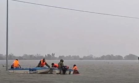 [Video]: Cứu kịp thời 6 thành viên đoàn thiện nguyện gặp nạn giữa dòng lũ