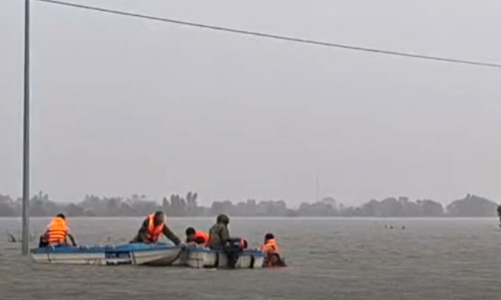 [Video]: Cứu kịp thời 6 thành viên đoàn thiện nguyện gặp nạn giữa dòng lũ 