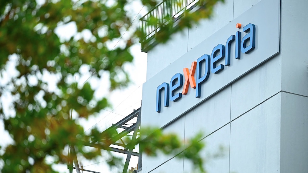 <i>Ngành công nghiệp ô tô toàn cầu đang lo ngại về những hậu quả tiềm tàng liên quan đến Nexperia, một nhà sản xuất chip có trụ sở tại Hà Lan, sau khi công ty này ngừng xuất khẩu sản phẩm từ Trung Quốc vào đầu tháng này.</i>