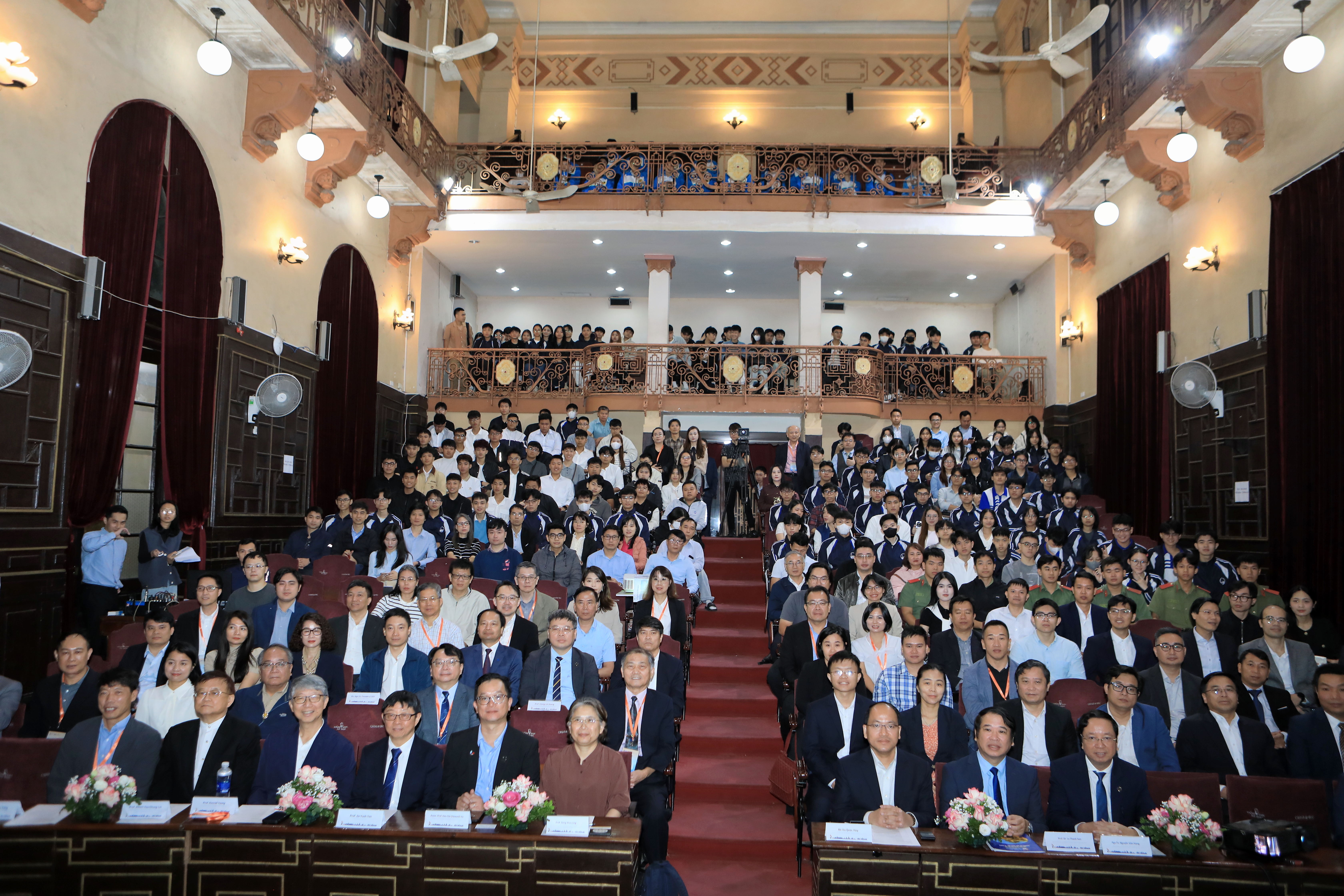 Các đại biểu và khách mời tham gia thảo luận tại sự kiện.