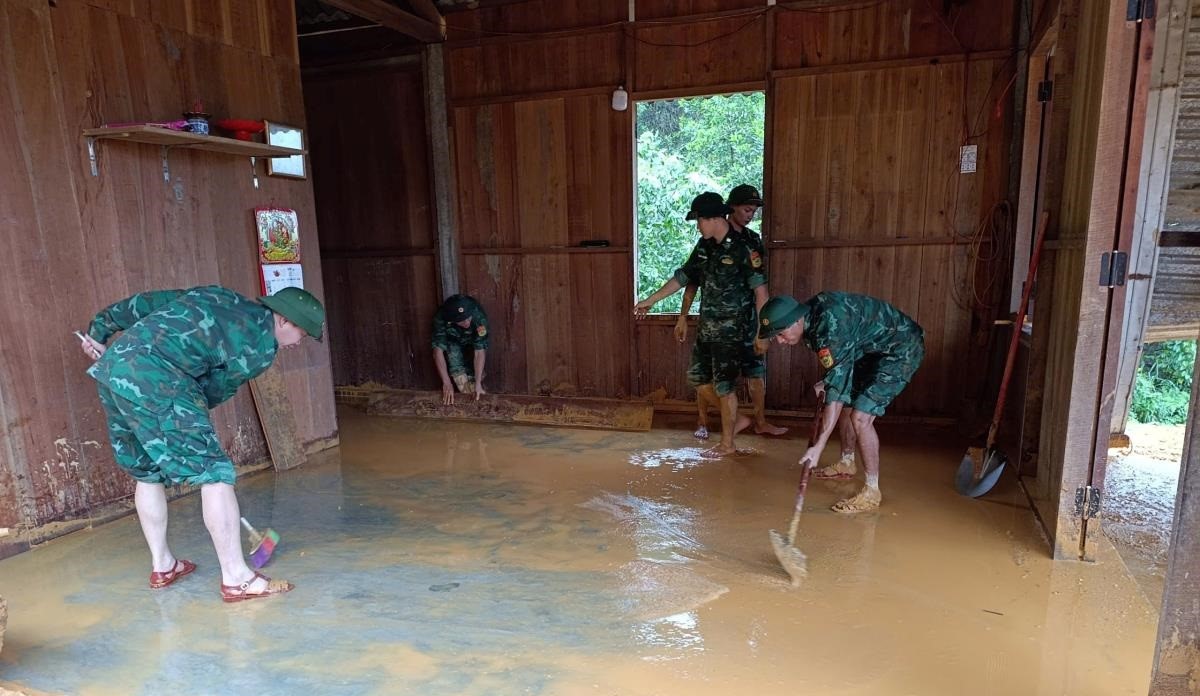 Các chiến sĩ biên phòng Quảng Trị giúp nhân dân dọn dẹp nhà cửa