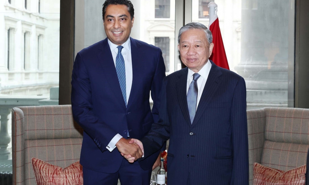 Tổng Bí thư Tô Lâm tiếp ông Saif Malik, Tổng giám đốc kiêm Giám đốc Khối Khách hàng Doanh nghiệp và Đầu tư, Ngân hàng Standard Charter tại Vương quốc Anh. Ảnh: TTXVN.