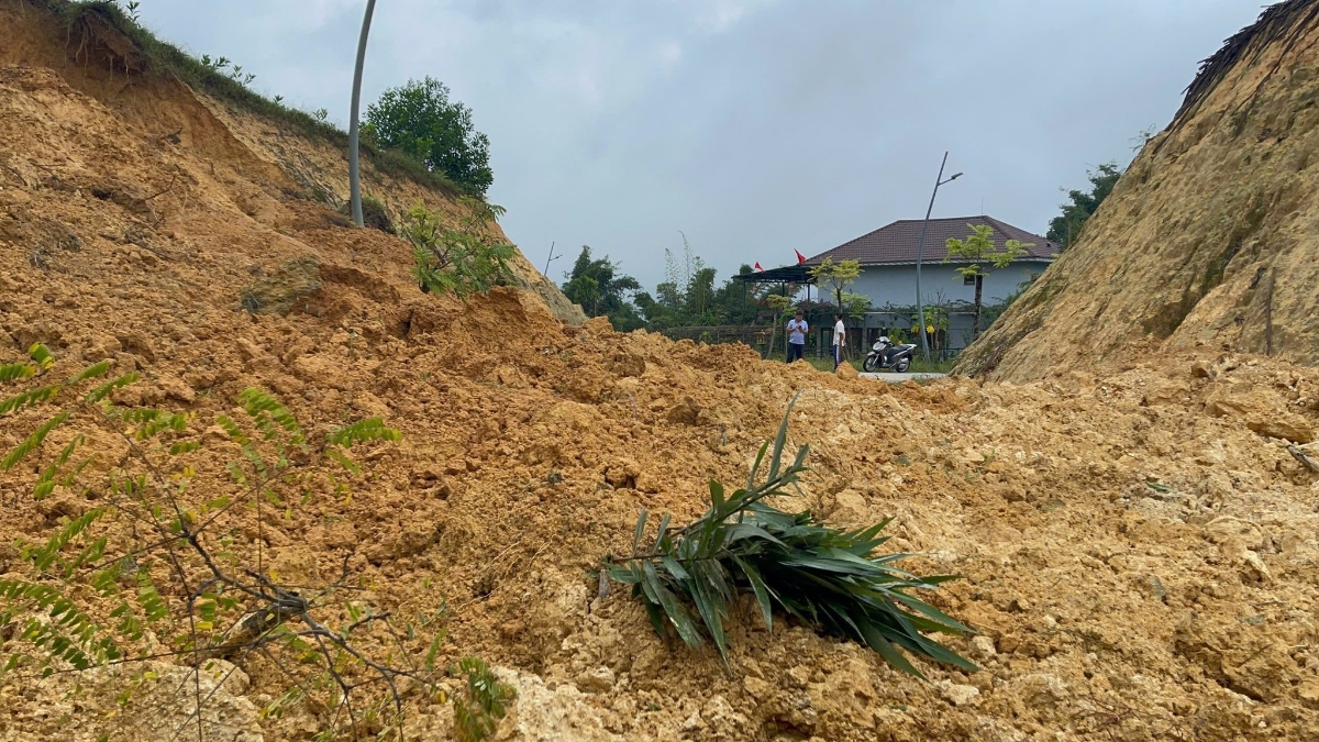 Sạt lở đất xảy ra tại xã A Lưới 2