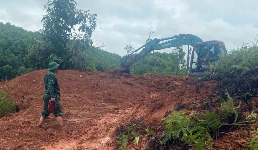 Sạt lở taluy tại khu vực Km94+300, thôn Kê, xã A Lưới 1.