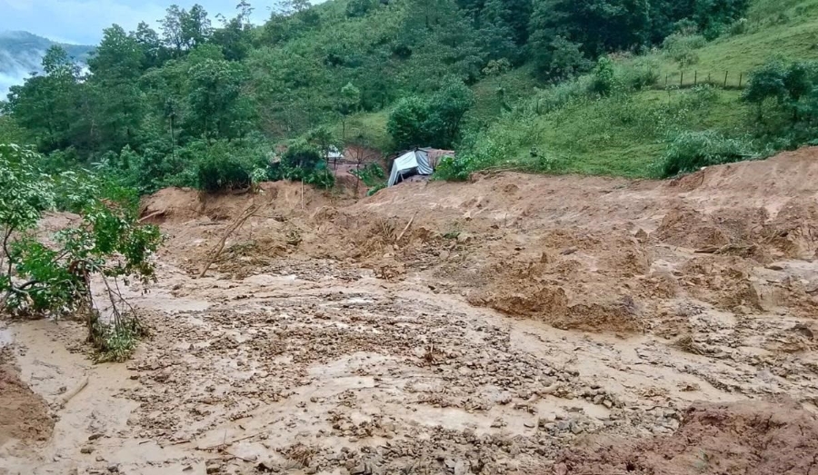 Khu vực sạt lở mới tại thôn Ra Ró, xã Tà Rụt