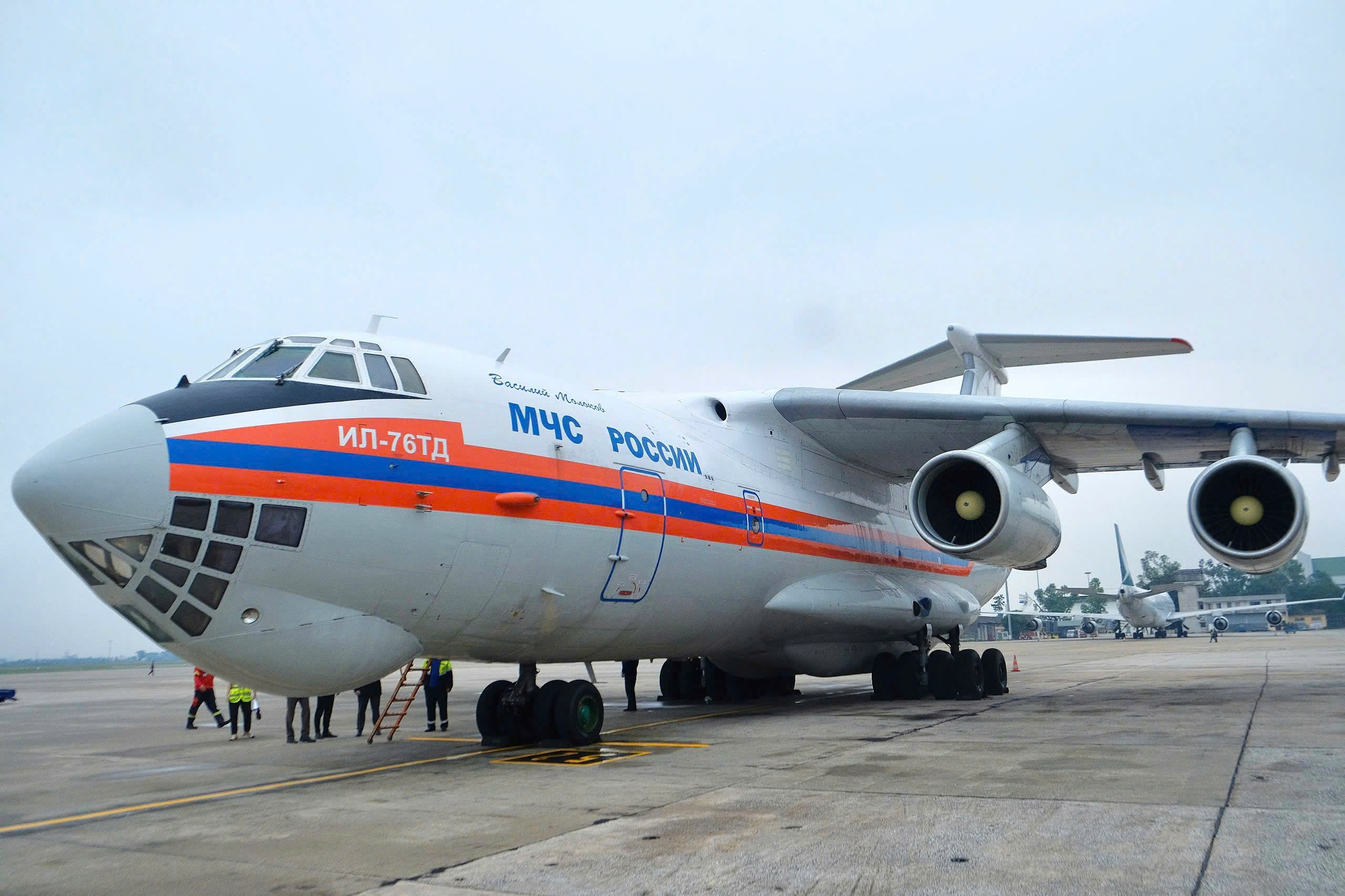 Máy bay Nga chở hàng cứu trợ đáp xuống sân bay Nội Bài.