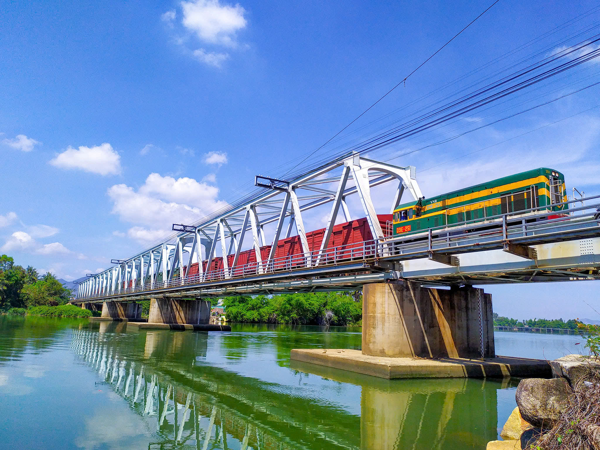 Đường sắt vận chuyển miễn phí hàng cứu trợ tới miền Trung