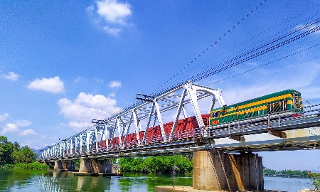 Đường sắt vận chuyển miễn phí hàng cứu trợ tới miền Trung