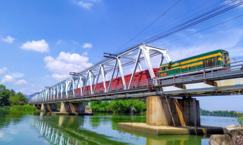 Đường sắt vận chuyển miễn phí hàng cứu trợ tới miền Trung