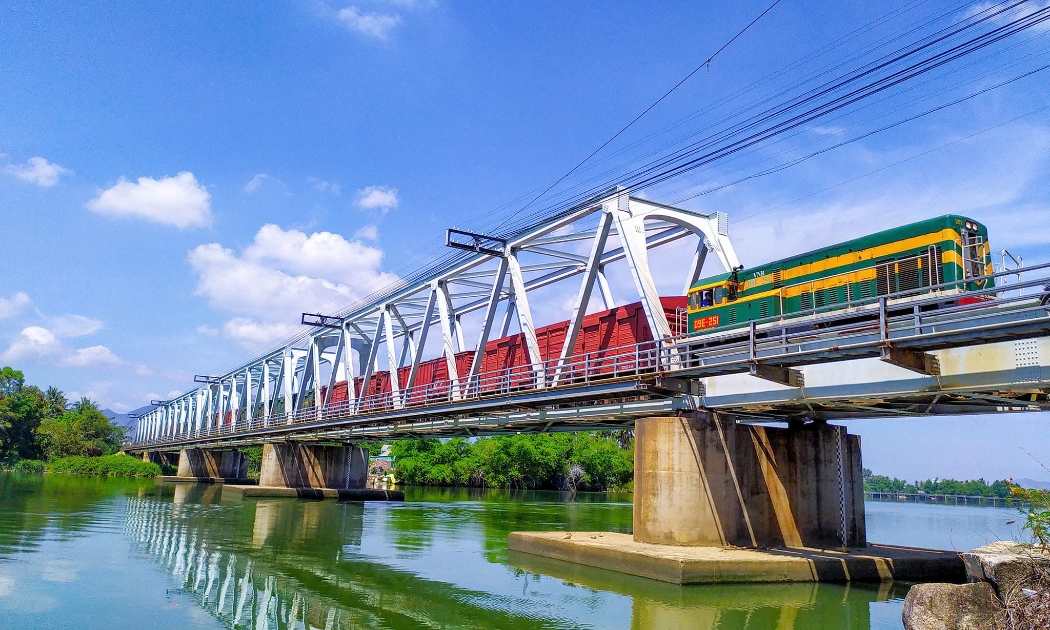 Đường sắt vận chuyển miễn phí hàng cứu trợ tới miền Trung