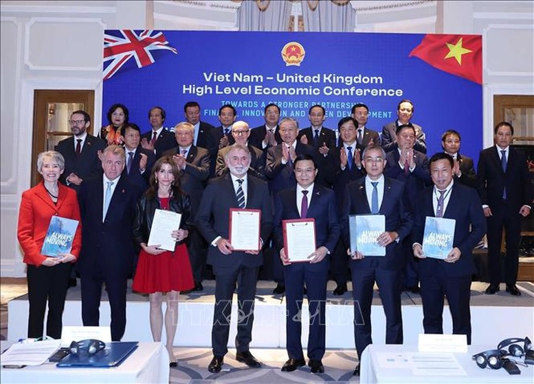 Tổng Bí thư Tô Lâm chứng kiến Lễ trao thoả thuận hợp tác giữa các bộ, ngành, địa phương, doanh nghiệp hai nước. Ảnh: TTXVN.