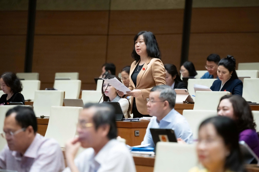 Bộ trưởng Bộ Y tế Đào Hồng Lan giải trình, làm rõ ý kiến các đại biểu quan tâm đến lĩnh vực y tế. Ảnh: Quốc hội.