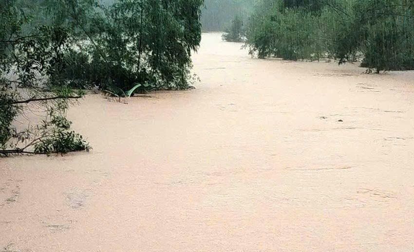 Tại xã Cẩm Duệ, nước từ thượng nguồn dâng nhanh khiến 4 thôn bị ngập cục bộ. Chính quyền địa phương đang huy động công an, dân quân hỗ trợ người dân di dời tài sản, gia súc đến nơi an toàn. Đặc biệt, tại các thôn Mỹ Đông và Mỹ Phú, lượng nước từ khe đổ ra rất lớn, nguy cơ cao xảy ra lũ quét.