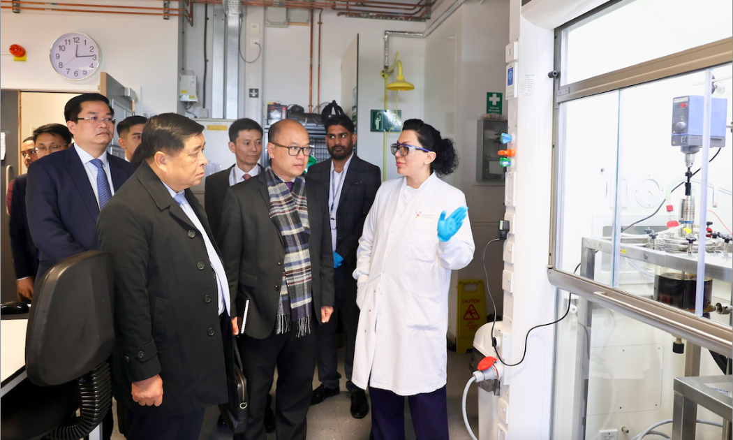 Phó Thủ tướng thăm phòng nghiên cứu của Quantum Science - Ảnh: VGP