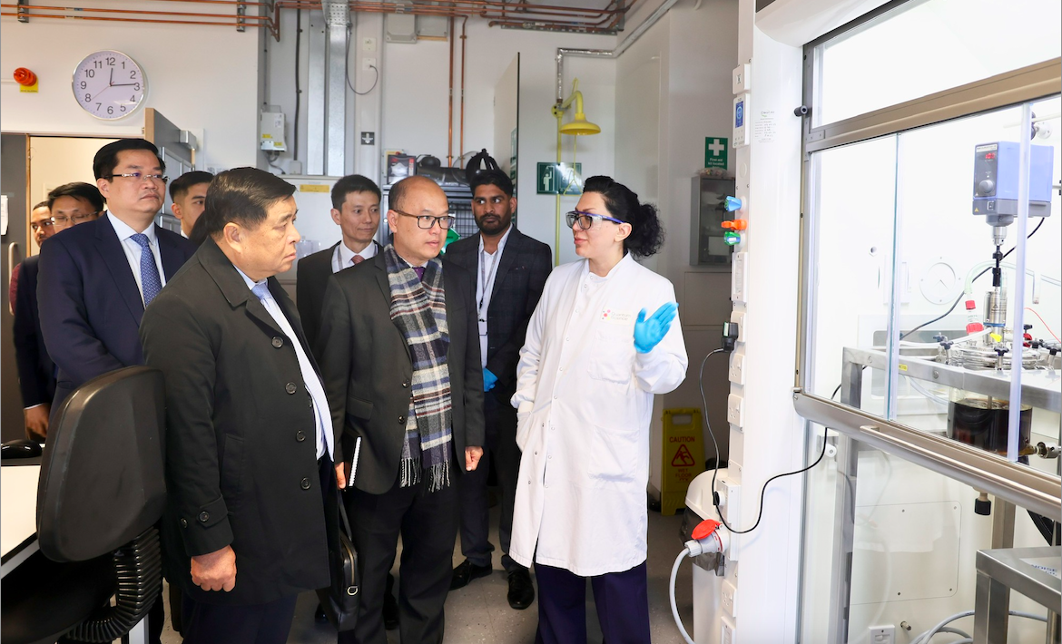 Phó Thủ tướng thăm phòng nghiên cứu của Quantum Science - Ảnh: VGP