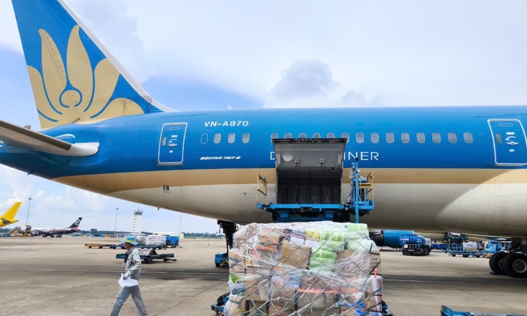 Vietnam Airlines vận chuyển miễn phí hàng hóa hỗ trợ vùng mưa lũ miền Trung.