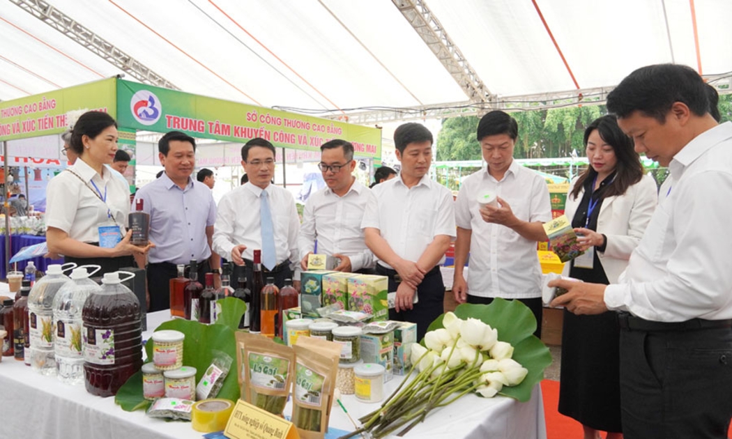 Gian hàng nông sản Quảng Trị thu hút đông đảo khách tham quan tại hội chợ xúc tiến thương mại.