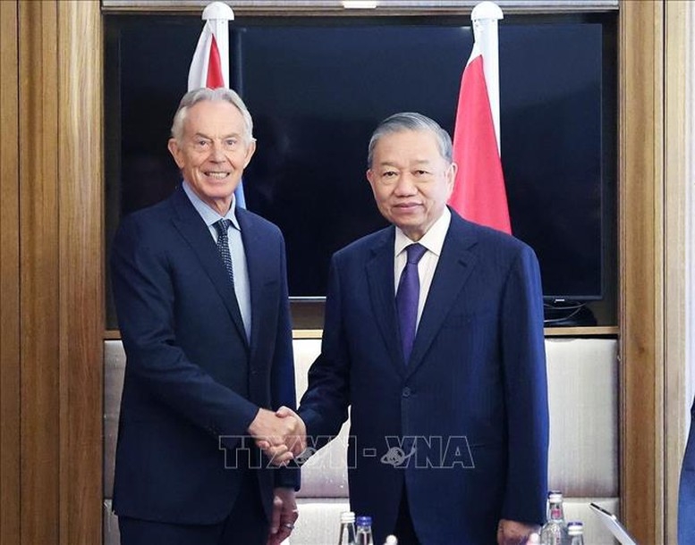 Tổng Bí thư Tô Lâm và cựu Thủ tướng Anh Tony Blair. Ảnh: TTXVN.