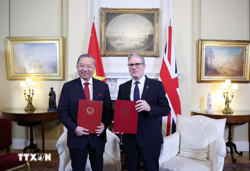 Tổng Bí thư Tô Lâm và Thủ tướng Liên hiệp Vương quốc Anh và Bắc Ireland Keir Starmer trao Tuyên bố chung về nâng cấp quan hệ Việt Nam - Anh lên Đối tác chiến lược toàn diện. Ảnh: TTXVN.