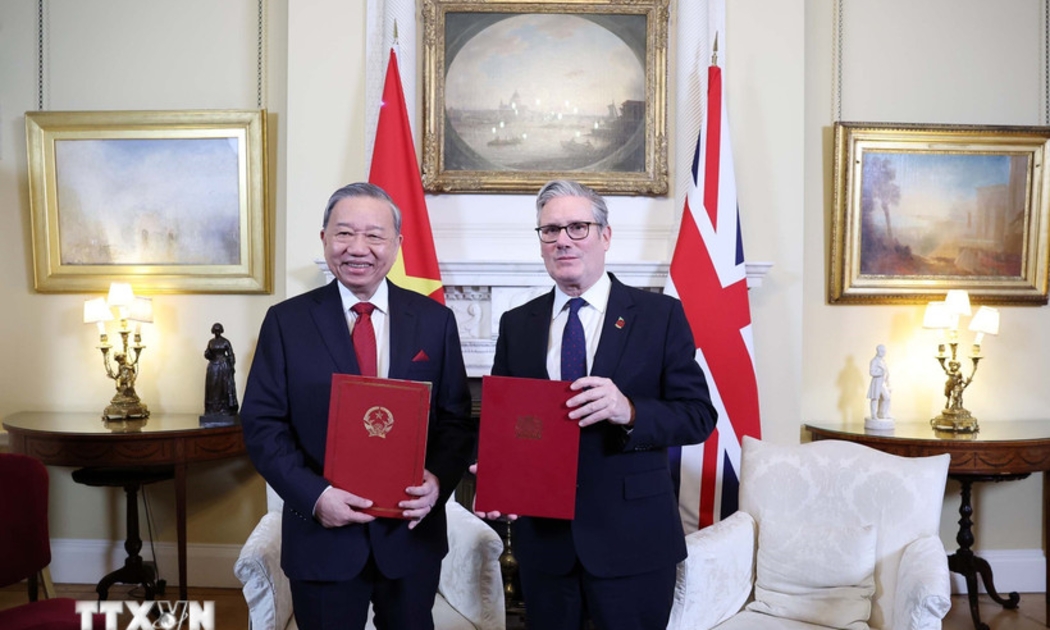 Tổng Bí thư Tô Lâm và Thủ tướng Liên hiệp Vương quốc Anh và Bắc Ireland Keir Starmer trao Tuyên bố chung về nâng cấp quan hệ Việt Nam - Anh lên Đối tác chiến lược toàn diện. Ảnh: TTXVN.
