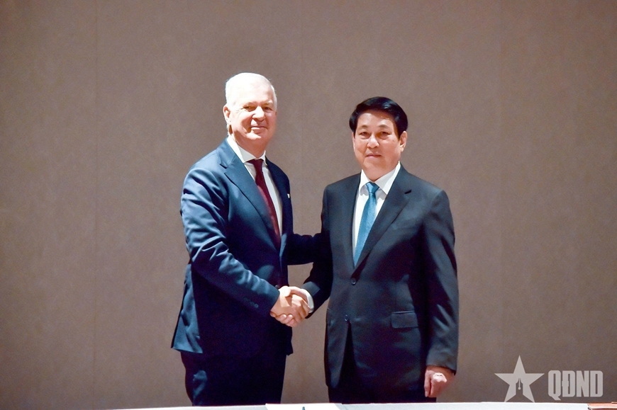 Chủ tịch nước Lương Cường tiếp Tổng thư ký Phòng Thương mại quốc tế John Denton. Ảnh: QĐND.